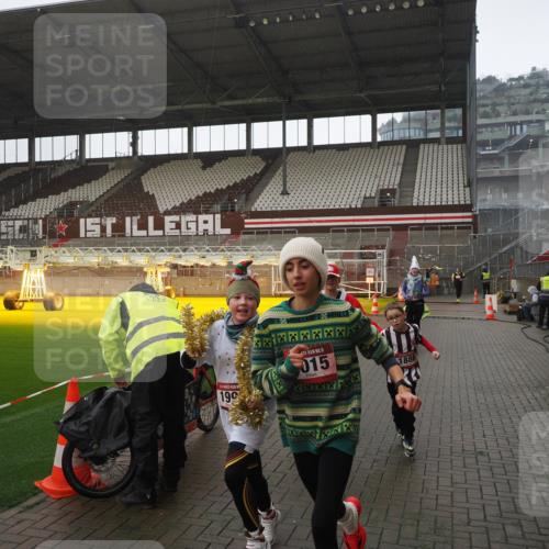 07.12.2025 - St. Pauli X-Mass-Run No. 15 Fabian Wolf http://msf.ph/oto/9419515 07.12.2025 11:32:35 Ziel 1884, 1886, 1998, 1999, 2000, 2015, 2283, 2419, 2595 meine-sportfotos.de