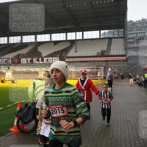 07.12.2025 - St. Pauli X-Mass-Run No. 15 Fabian Wolf http://msf.ph/oto/9419516 07.12.2025 11:32:35 Ziel 1884, 1886, 1998, 1999, 2000, 2015, 2283, 2419, 2595 meine-sportfotos.de