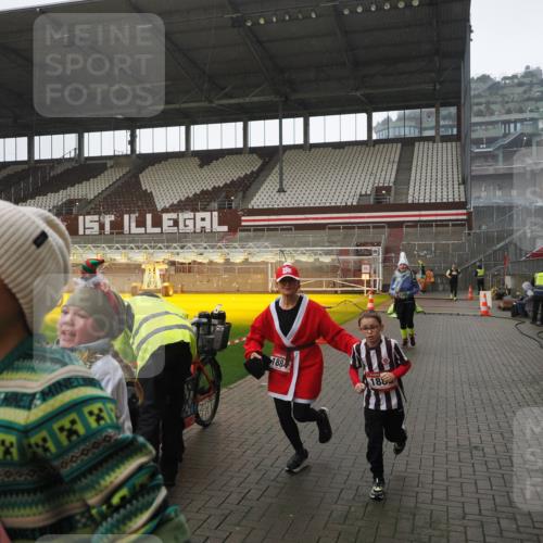07.12.2025 - St. Pauli X-Mass-Run No. 15 Fabian Wolf http://msf.ph/oto/9419517 07.12.2025 11:32:36 Ziel 1884, 1886, 1998, 1999, 2000, 2015, 2283, 2419, 2595 meine-sportfotos.de