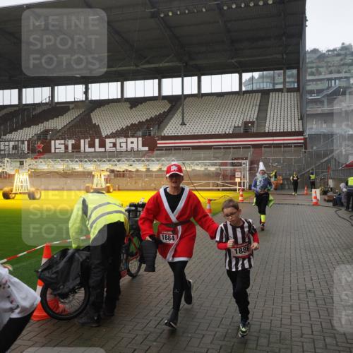 07.12.2025 - St. Pauli X-Mass-Run No. 15 Fabian Wolf http://msf.ph/oto/9419518 07.12.2025 11:32:36 Ziel 1884, 1886, 1998, 1999, 2000, 2015, 2283, 2419, 2595 meine-sportfotos.de