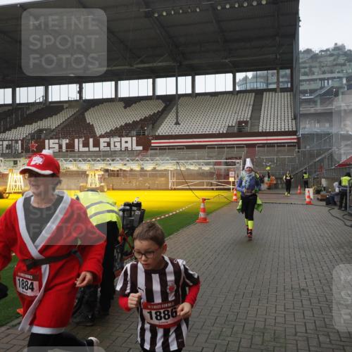 07.12.2025 - St. Pauli X-Mass-Run No. 15 Fabian Wolf http://msf.ph/oto/9419519 07.12.2025 11:32:36 Ziel 1884, 1886, 1998, 1999, 2000, 2015, 2283, 2419, 2595 meine-sportfotos.de