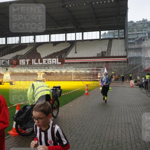 07.12.2025 - St. Pauli X-Mass-Run No. 15 Fabian Wolf http://msf.ph/oto/9419520 07.12.2025 11:32:37 Ziel 477, 1884, 1886, 1998, 1999, 2000, 2015, 2283, 2419 meine-sportfotos.de