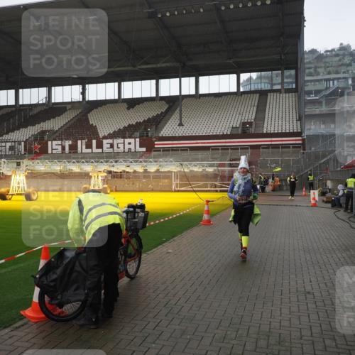 07.12.2025 - St. Pauli X-Mass-Run No. 15 Fabian Wolf http://msf.ph/oto/9419523 07.12.2025 11:32:37 Ziel 477, 1884, 1886, 1998, 1999, 2000, 2015, 2283, 2419 meine-sportfotos.de