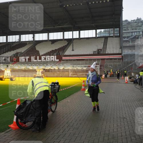 07.12.2025 - St. Pauli X-Mass-Run No. 15 Fabian Wolf http://msf.ph/oto/9419526 07.12.2025 11:32:38 Ziel 477, 1884, 1886, 1998, 1999, 2000, 2015, 2283 meine-sportfotos.de