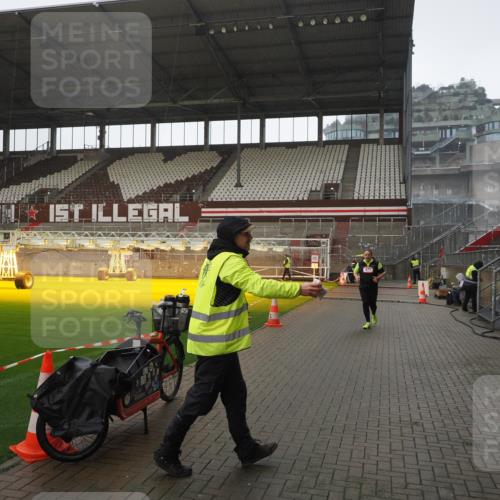 07.12.2025 - St. Pauli X-Mass-Run No. 15 Fabian Wolf http://msf.ph/oto/9419529 07.12.2025 11:32:43 Ziel 477, 1884, 1886, 1998, 1999, 2000, 2015 meine-sportfotos.de