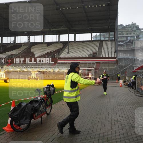 07.12.2025 - St. Pauli X-Mass-Run No. 15 Fabian Wolf http://msf.ph/oto/9419530 07.12.2025 11:32:44 Ziel 477, 1884, 1886, 1998, 1999, 2000, 2015 meine-sportfotos.de