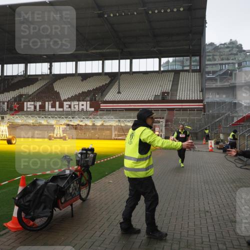 07.12.2025 - St. Pauli X-Mass-Run No. 15 Fabian Wolf http://msf.ph/oto/9419531 07.12.2025 11:32:44 Ziel 477, 1884, 1886, 1998, 1999, 2000, 2015 meine-sportfotos.de