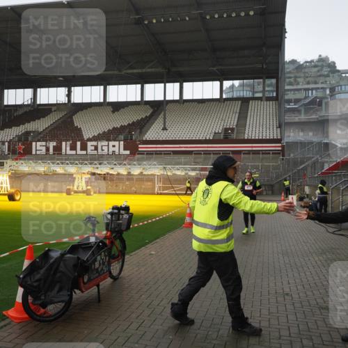 07.12.2025 - St. Pauli X-Mass-Run No. 15 Fabian Wolf http://msf.ph/oto/9419532 07.12.2025 11:32:44 Ziel 477, 1884, 1886, 1998, 1999, 2000, 2015 meine-sportfotos.de