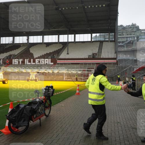 07.12.2025 - St. Pauli X-Mass-Run No. 15 Fabian Wolf http://msf.ph/oto/9419533 07.12.2025 11:32:44 Ziel 477, 1884, 1886, 1998, 1999, 2000, 2015 meine-sportfotos.de
