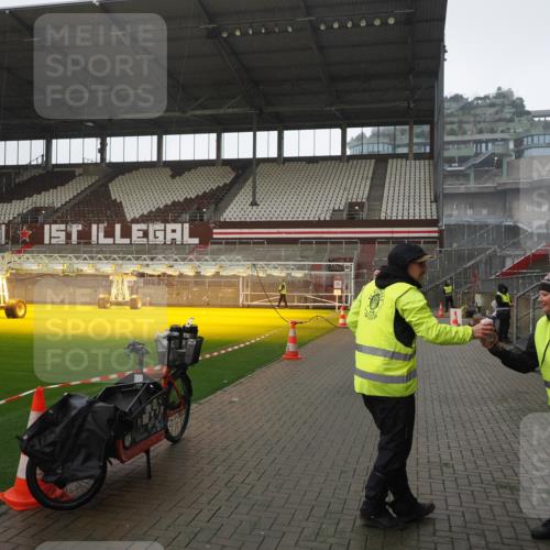 07.12.2025 - St. Pauli X-Mass-Run No. 15 Fabian Wolf http://msf.ph/oto/9419534 07.12.2025 11:32:44 Ziel 477, 1884, 1886, 1998, 1999, 2000, 2015 meine-sportfotos.de