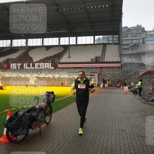 07.12.2025 - St. Pauli X-Mass-Run No. 15 Fabian Wolf http://msf.ph/oto/9419536 07.12.2025 11:32:47 Ziel 477, 1884, 1886, 1998, 1999, 2000, 2015 meine-sportfotos.de