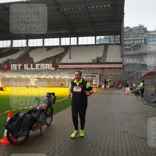 07.12.2025 - St. Pauli X-Mass-Run No. 15 Fabian Wolf http://msf.ph/oto/9419537 07.12.2025 11:32:47 Ziel 477, 1884, 1886, 1998, 1999, 2000, 2015 meine-sportfotos.de