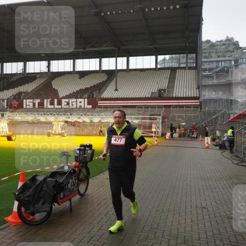07.12.2025 - St. Pauli X-Mass-Run No. 15 Fabian Wolf http://msf.ph/oto/9419538 07.12.2025 11:32:47 Ziel 477, 1884, 1886, 1998, 1999, 2000, 2015 meine-sportfotos.de