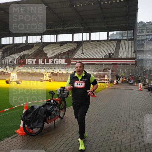 07.12.2025 - St. Pauli X-Mass-Run No. 15 Fabian Wolf http://msf.ph/oto/9419539 07.12.2025 11:32:47 Ziel 477, 1884, 1886, 1998, 1999, 2000, 2015 meine-sportfotos.de