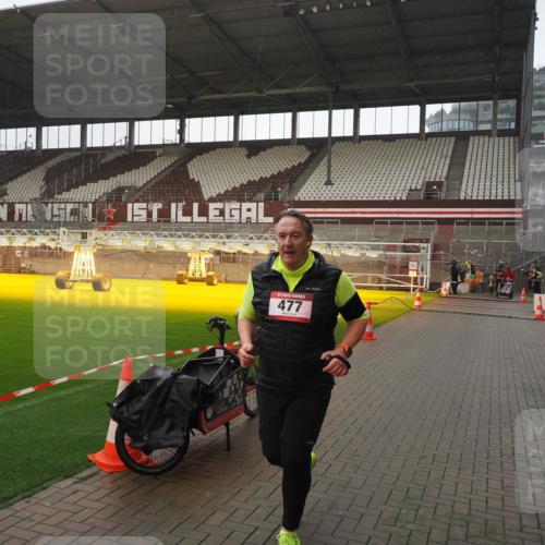 07.12.2025 - St. Pauli X-Mass-Run No. 15 Fabian Wolf http://msf.ph/oto/9419540 07.12.2025 11:32:48 Ziel 477, 1998, 1999, 2000, 2015 meine-sportfotos.de