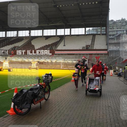 07.12.2025 - St. Pauli X-Mass-Run No. 15 Fabian Wolf http://msf.ph/oto/9419544 07.12.2025 11:32:59 Ziel 2107, 2113, 2278, 2281, 2282, 2284, 3269, 3271 meine-sportfotos.de