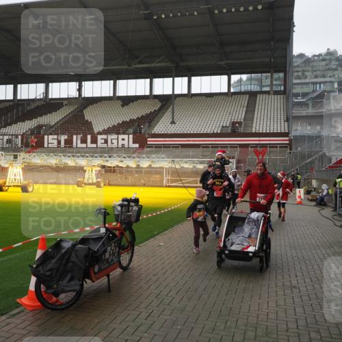 07.12.2025 - St. Pauli X-Mass-Run No. 15 Fabian Wolf http://msf.ph/oto/9419546 07.12.2025 11:33:00 Ziel 1013, 2107, 2113, 2278, 2281, 2282, 2284, 3269, 3271 meine-sportfotos.de