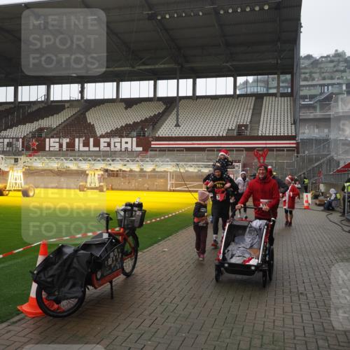 07.12.2025 - St. Pauli X-Mass-Run No. 15 Fabian Wolf http://msf.ph/oto/9419547 07.12.2025 11:33:00 Ziel 1013, 2107, 2113, 2278, 2281, 2282, 2284, 3269, 3271 meine-sportfotos.de