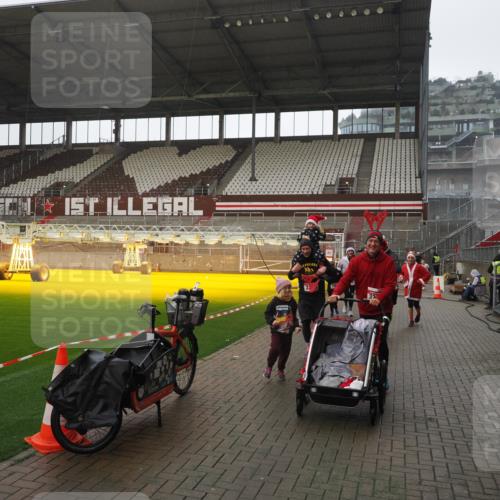 07.12.2025 - St. Pauli X-Mass-Run No. 15 Fabian Wolf http://msf.ph/oto/9419548 07.12.2025 11:33:00 Ziel 1013, 2107, 2113, 2278, 2281, 2282, 2284, 3269, 3271 meine-sportfotos.de