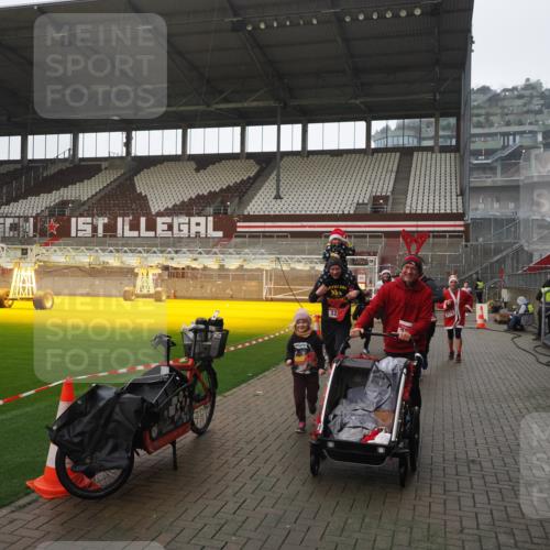07.12.2025 - St. Pauli X-Mass-Run No. 15 Fabian Wolf http://msf.ph/oto/9419549 07.12.2025 11:33:00 Ziel 1013, 2107, 2113, 2278, 2281, 2282, 2284, 3269, 3271 meine-sportfotos.de