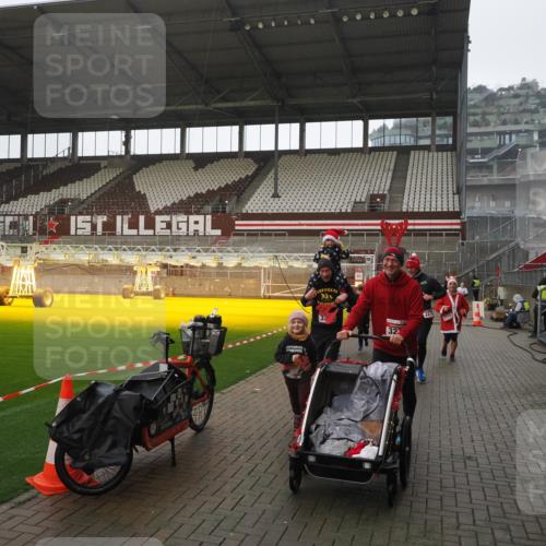 07.12.2025 - St. Pauli X-Mass-Run No. 15 Fabian Wolf http://msf.ph/oto/9419550 07.12.2025 11:33:00 Ziel 1013, 2107, 2113, 2278, 2281, 2282, 2284, 3269, 3271 meine-sportfotos.de