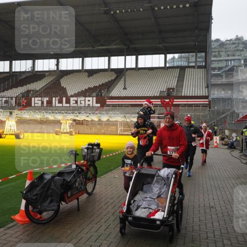 07.12.2025 - St. Pauli X-Mass-Run No. 15 Fabian Wolf http://msf.ph/oto/9419551 07.12.2025 11:33:01 Ziel 321, 977, 1013, 1591, 2107, 2113, 2278, 2281, 2282, 2284, 2662, 3269, 3271 meine-sportfotos.de