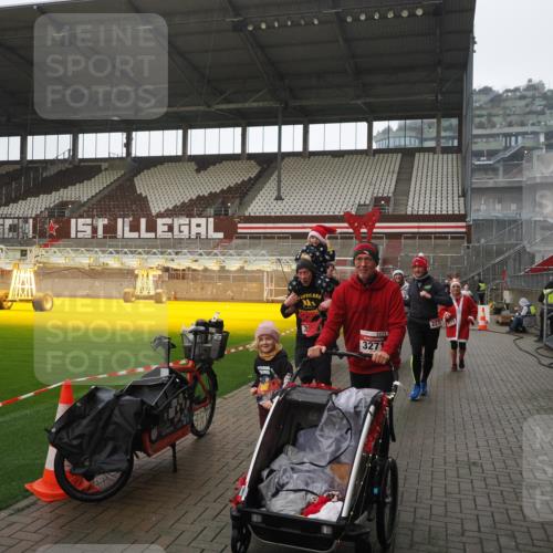 07.12.2025 - St. Pauli X-Mass-Run No. 15 Fabian Wolf http://msf.ph/oto/9419552 07.12.2025 11:33:01 Ziel 321, 977, 1013, 1591, 2107, 2113, 2278, 2281, 2282, 2284, 2662, 3269, 3271 meine-sportfotos.de
