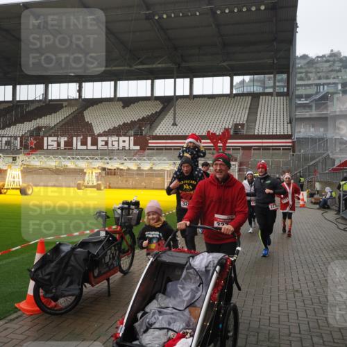07.12.2025 - St. Pauli X-Mass-Run No. 15 Fabian Wolf http://msf.ph/oto/9419553 07.12.2025 11:33:01 Ziel 321, 977, 1013, 1591, 2107, 2113, 2278, 2281, 2282, 2284, 2662, 3269, 3271 meine-sportfotos.de