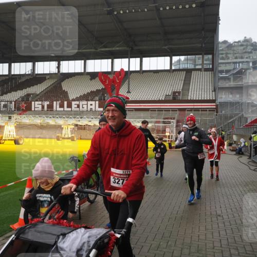 07.12.2025 - St. Pauli X-Mass-Run No. 15 Fabian Wolf http://msf.ph/oto/9419556 07.12.2025 11:33:02 Ziel 321, 977, 1013, 1591, 2107, 2113, 2278, 2281, 2282, 2284, 2662, 3269, 3271 meine-sportfotos.de