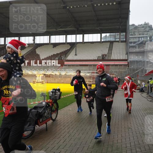 07.12.2025 - St. Pauli X-Mass-Run No. 15 Fabian Wolf http://msf.ph/oto/9419560 07.12.2025 11:33:02 Ziel 321, 977, 1013, 1591, 2107, 2113, 2278, 2281, 2282, 2284, 2662, 3269, 3271 meine-sportfotos.de