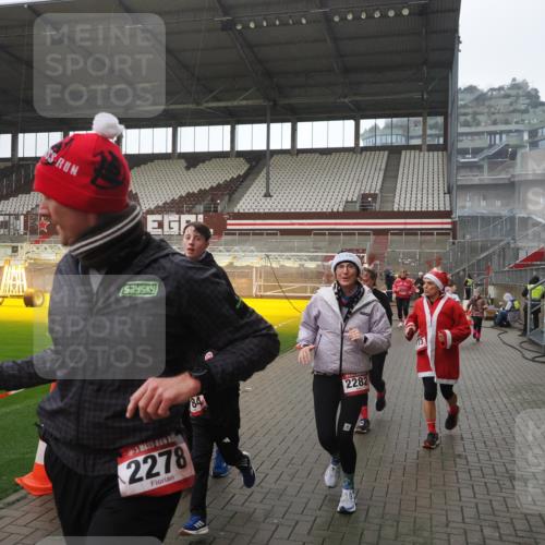 07.12.2025 - St. Pauli X-Mass-Run No. 15 Fabian Wolf http://msf.ph/oto/9419565 07.12.2025 11:33:04 Ziel 321, 977, 1013, 1591, 2005, 2107, 2113, 2278, 2281, 2282, 2284, 2662, 3269, 3271 meine-sportfotos.de