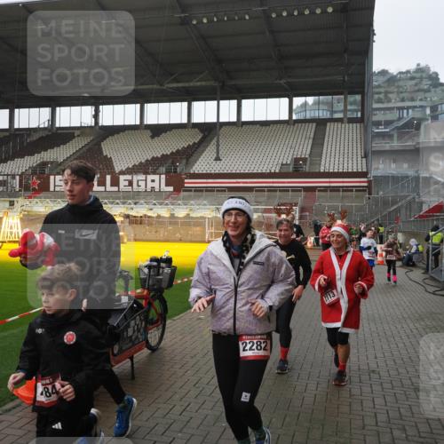 07.12.2025 - St. Pauli X-Mass-Run No. 15 Fabian Wolf http://msf.ph/oto/9419567 07.12.2025 11:33:04 Ziel 321, 977, 1013, 1591, 2005, 2107, 2113, 2278, 2281, 2282, 2284, 2662, 3269, 3271 meine-sportfotos.de