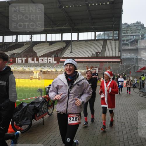 07.12.2025 - St. Pauli X-Mass-Run No. 15 Fabian Wolf http://msf.ph/oto/9419568 07.12.2025 11:33:04 Ziel 321, 977, 1013, 1591, 2005, 2107, 2113, 2278, 2281, 2282, 2284, 2662, 3269, 3271 meine-sportfotos.de