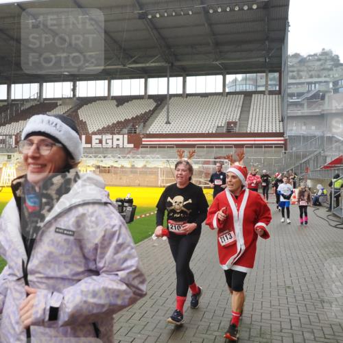07.12.2025 - St. Pauli X-Mass-Run No. 15 Fabian Wolf http://msf.ph/oto/9419570 07.12.2025 11:33:05 Ziel 321, 977, 1013, 1591, 2005, 2107, 2113, 2278, 2281, 2282, 2284, 2662, 3269, 3271 meine-sportfotos.de