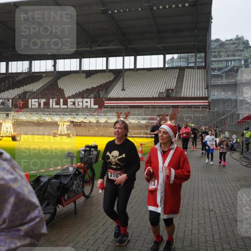 07.12.2025 - St. Pauli X-Mass-Run No. 15 Fabian Wolf http://msf.ph/oto/9419571 07.12.2025 11:33:05 Ziel 321, 977, 1013, 1591, 2005, 2107, 2113, 2278, 2281, 2282, 2284, 2662, 3269, 3271 meine-sportfotos.de