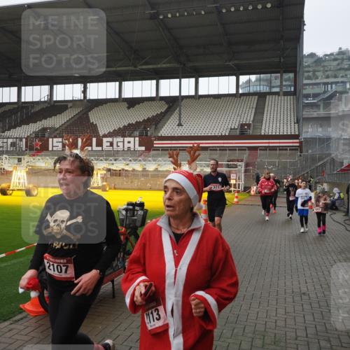 07.12.2025 - St. Pauli X-Mass-Run No. 15 Fabian Wolf http://msf.ph/oto/9419574 07.12.2025 11:33:05 Ziel 321, 977, 1013, 1591, 2005, 2107, 2113, 2278, 2281, 2282, 2284, 2662, 3269, 3271 meine-sportfotos.de