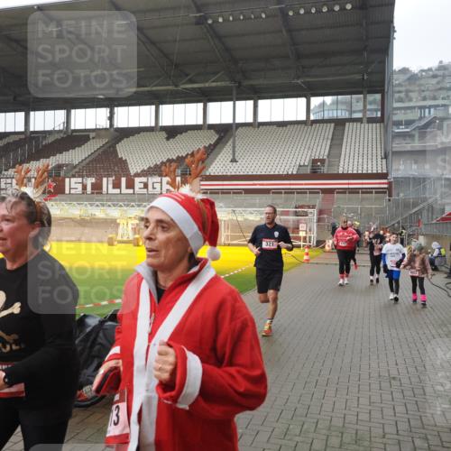 07.12.2025 - St. Pauli X-Mass-Run No. 15 Fabian Wolf http://msf.ph/oto/9419575 07.12.2025 11:33:06 Ziel 321, 977, 1013, 1591, 2005, 2016, 2107, 2113, 2278, 2281, 2282, 2284, 2662, 3269, 3271 meine-sportfotos.de