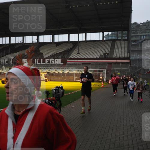 07.12.2025 - St. Pauli X-Mass-Run No. 15 Fabian Wolf http://msf.ph/oto/9419576 07.12.2025 11:33:06 Ziel 321, 977, 1013, 1591, 2005, 2016, 2107, 2113, 2278, 2281, 2282, 2284, 2662, 3269, 3271 meine-sportfotos.de