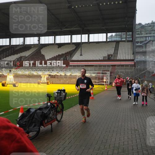 07.12.2025 - St. Pauli X-Mass-Run No. 15 Fabian Wolf http://msf.ph/oto/9419577 07.12.2025 11:33:06 Ziel 321, 977, 1013, 1591, 2005, 2016, 2107, 2113, 2278, 2281, 2282, 2284, 2662, 3269, 3271 meine-sportfotos.de