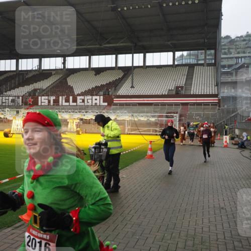 07.12.2025 - St. Pauli X-Mass-Run No. 15 Fabian Wolf http://msf.ph/oto/9419593 07.12.2025 11:33:13 Ziel 321, 977, 1013, 1591, 2005, 2016, 2107, 2113, 2278, 2281, 2282, 2284, 2612, 2613, 2614, 2620, 2662, 3039, 3041, 3269 meine-sportfotos.de