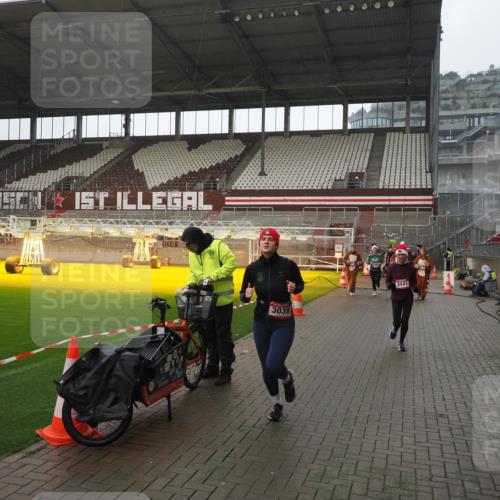 07.12.2025 - St. Pauli X-Mass-Run No. 15 Fabian Wolf http://msf.ph/oto/9419596 07.12.2025 11:33:14 Ziel 321, 977, 1013, 1591, 2005, 2016, 2107, 2278, 2281, 2282, 2284, 2612, 2613, 2614, 2620, 2662, 3039, 3041 meine-sportfotos.de