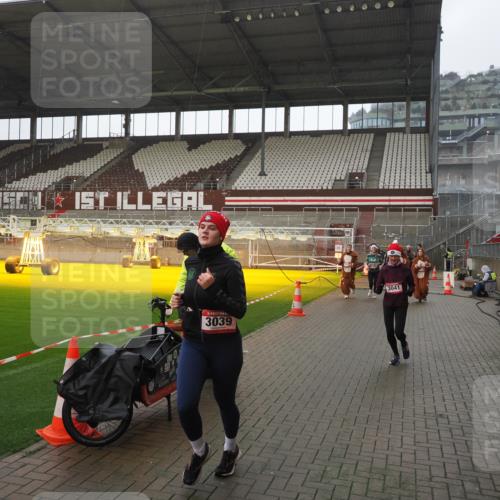 07.12.2025 - St. Pauli X-Mass-Run No. 15 Fabian Wolf http://msf.ph/oto/9419598 07.12.2025 11:33:14 Ziel 321, 977, 1013, 1591, 2005, 2016, 2107, 2278, 2281, 2282, 2284, 2612, 2613, 2614, 2620, 2662, 3039, 3041 meine-sportfotos.de