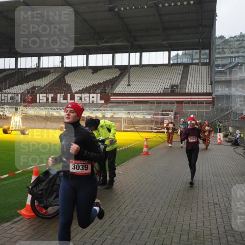 07.12.2025 - St. Pauli X-Mass-Run No. 15 Fabian Wolf http://msf.ph/oto/9419599 07.12.2025 11:33:14 Ziel 321, 977, 1013, 1591, 2005, 2016, 2107, 2278, 2281, 2282, 2284, 2612, 2613, 2614, 2620, 2662, 3039, 3041 meine-sportfotos.de