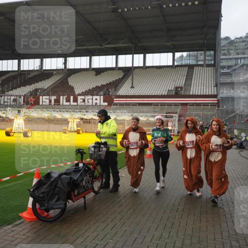 07.12.2025 - St. Pauli X-Mass-Run No. 15 Fabian Wolf http://msf.ph/oto/9419609 07.12.2025 11:33:19 Ziel 321, 977, 1013, 1591, 2005, 2016, 2612, 2613, 2614, 2620, 2662, 3039, 3041, 3166, 3169 meine-sportfotos.de