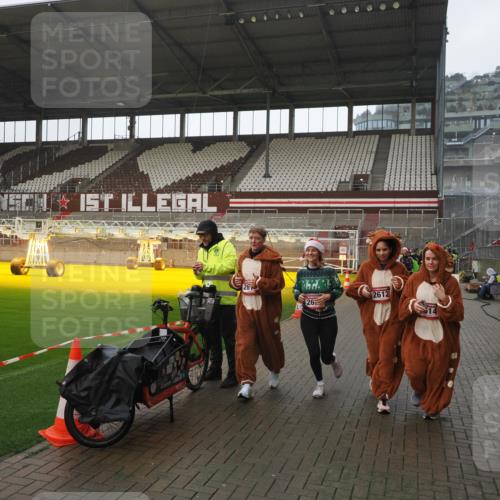 07.12.2025 - St. Pauli X-Mass-Run No. 15 Fabian Wolf http://msf.ph/oto/9419610 07.12.2025 11:33:19 Ziel 321, 977, 1013, 1591, 2005, 2016, 2612, 2613, 2614, 2620, 2662, 3039, 3041, 3166, 3169 meine-sportfotos.de