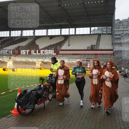 07.12.2025 - St. Pauli X-Mass-Run No. 15 Fabian Wolf http://msf.ph/oto/9419611 07.12.2025 11:33:20 Ziel 321, 977, 1013, 1591, 2005, 2016, 2612, 2613, 2614, 2620, 2662, 3039, 3041, 3166, 3169 meine-sportfotos.de