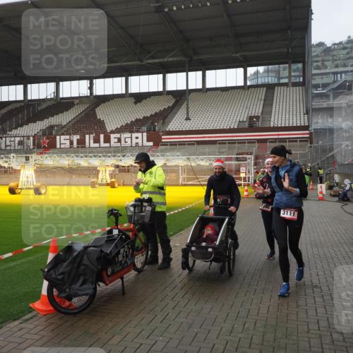 07.12.2025 - St. Pauli X-Mass-Run No. 15 Fabian Wolf http://msf.ph/oto/9419618 07.12.2025 11:33:25 Ziel 56, 62, 72, 73, 85, 94, 103, 110, 142, 181, 260, 340, 349, 1361, 2016, 2612, 2613, 2614, 2620, 3039, 3041, 3166, 3169 meine-sportfotos.de