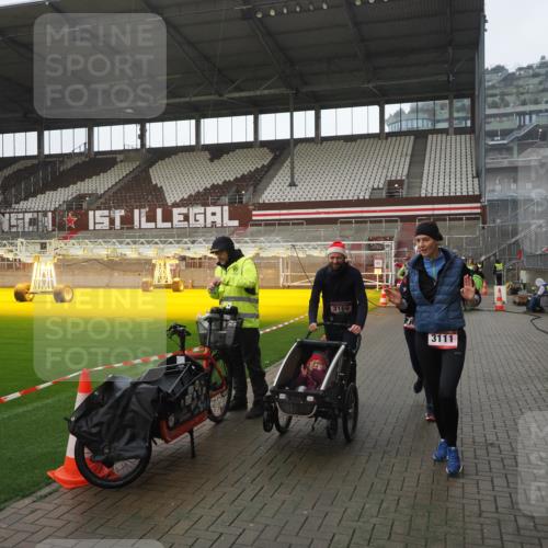 07.12.2025 - St. Pauli X-Mass-Run No. 15 Fabian Wolf http://msf.ph/oto/9419619 07.12.2025 11:33:25 Ziel 56, 62, 72, 73, 85, 94, 103, 110, 142, 181, 260, 340, 349, 1361, 2016, 2612, 2613, 2614, 2620, 3039, 3041, 3166, 3169 meine-sportfotos.de