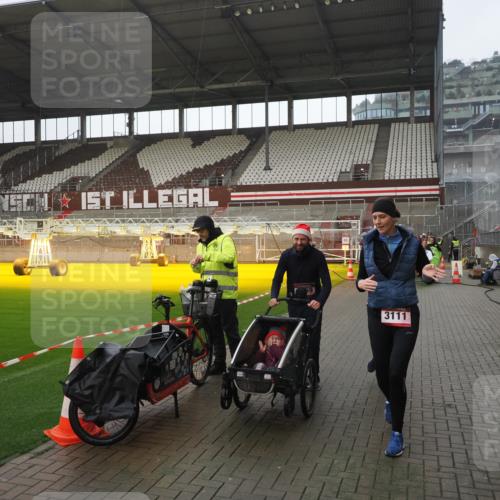 07.12.2025 - St. Pauli X-Mass-Run No. 15 Fabian Wolf http://msf.ph/oto/9419620 07.12.2025 11:33:25 Ziel 56, 62, 72, 73, 85, 94, 103, 110, 142, 181, 260, 340, 349, 1361, 2016, 2612, 2613, 2614, 2620, 3039, 3041, 3166, 3169 meine-sportfotos.de