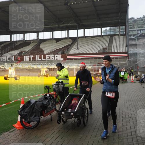 07.12.2025 - St. Pauli X-Mass-Run No. 15 Fabian Wolf http://msf.ph/oto/9419621 07.12.2025 11:33:25 Ziel 56, 62, 72, 73, 85, 94, 103, 110, 142, 181, 260, 340, 349, 1361, 2016, 2612, 2613, 2614, 2620, 3039, 3041, 3166, 3169 meine-sportfotos.de